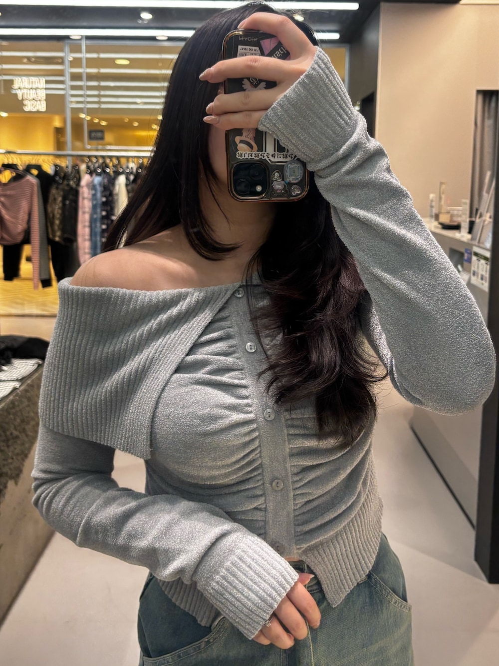 ブラック系のローファー、ベージュ系のデニムパンツを着用したレディースの冬コーディネートの3枚目の写真