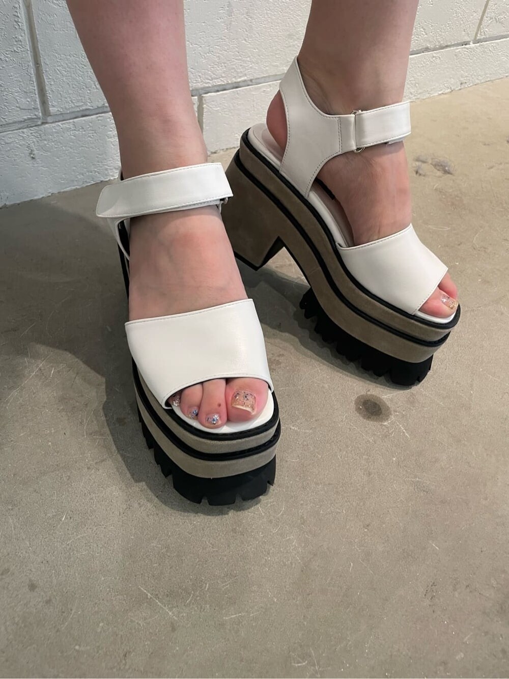 ブルー系のワンピース、ホワイト系のサンダルを着用したレディースの夏コーディネートの6枚目の写真