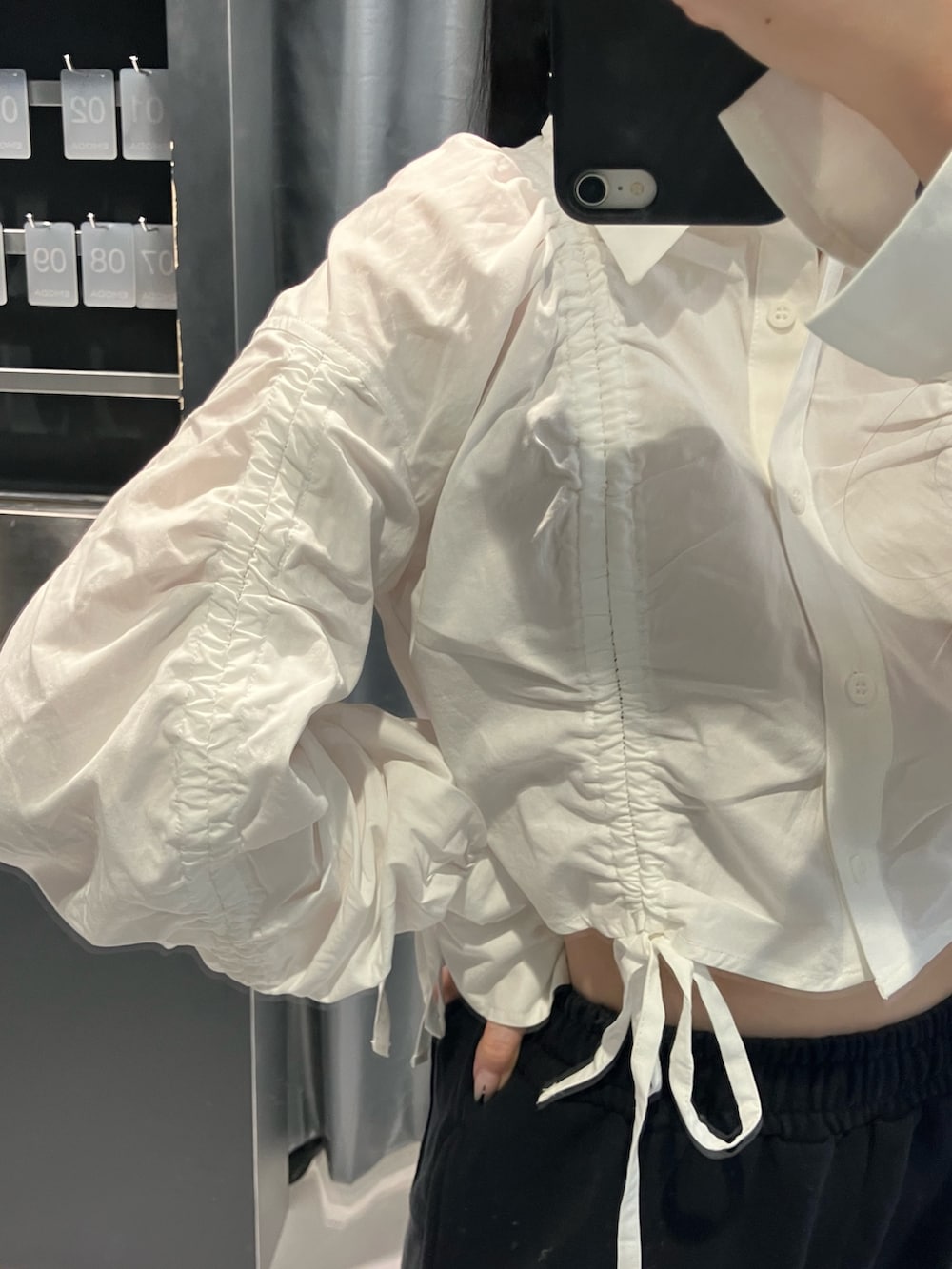 ブラック系のスウェットパンツ、ホワイト系のシャツ/ブラウス、ブラウン系のブーツを着用したレディースの秋コーディネートの4枚目の写真