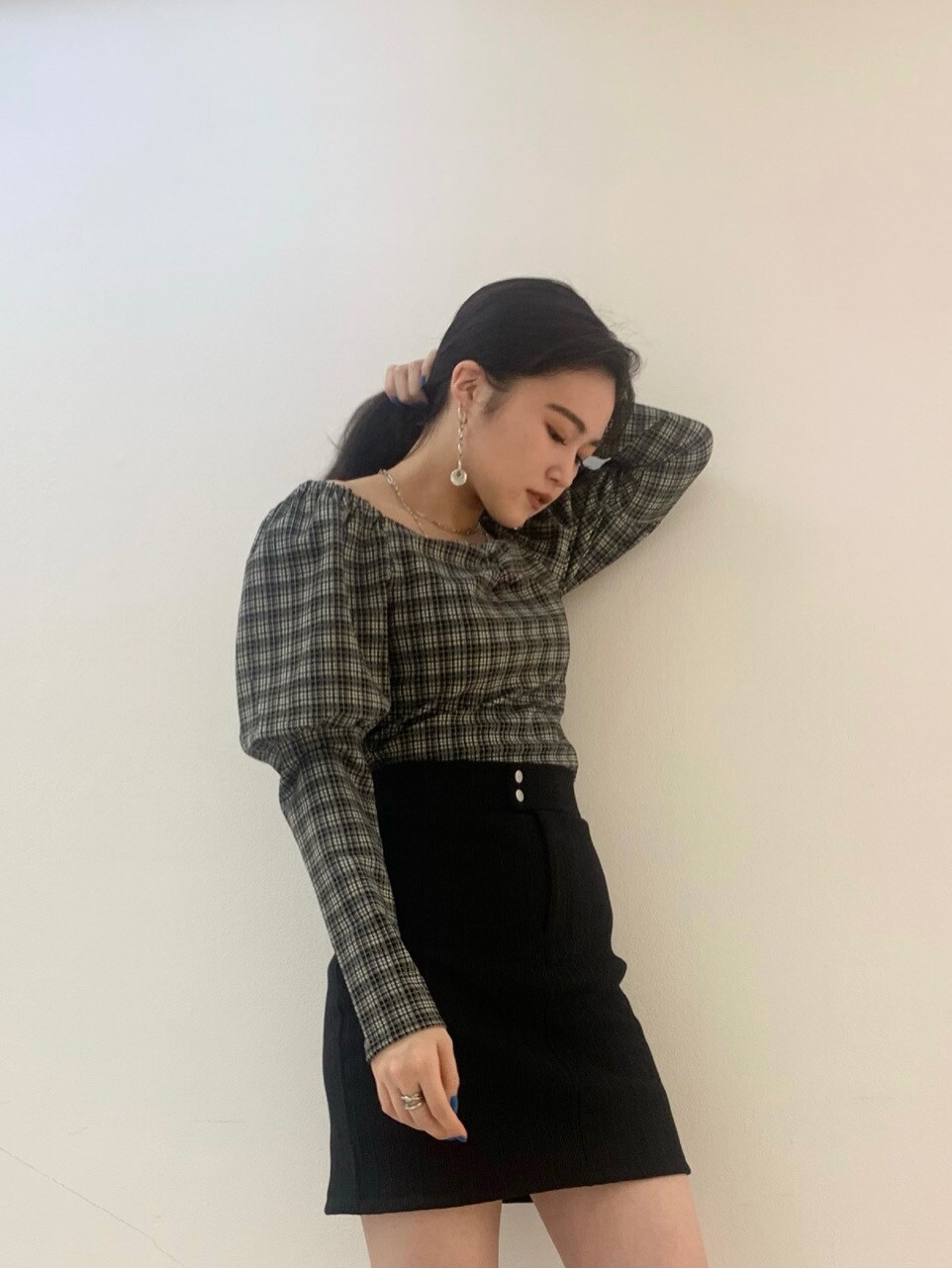 ブラック系のサンダル、ブラック系のスカート、その他のTシャツ/カットソーを着用したレディースの春コーディネートの3枚目の写真