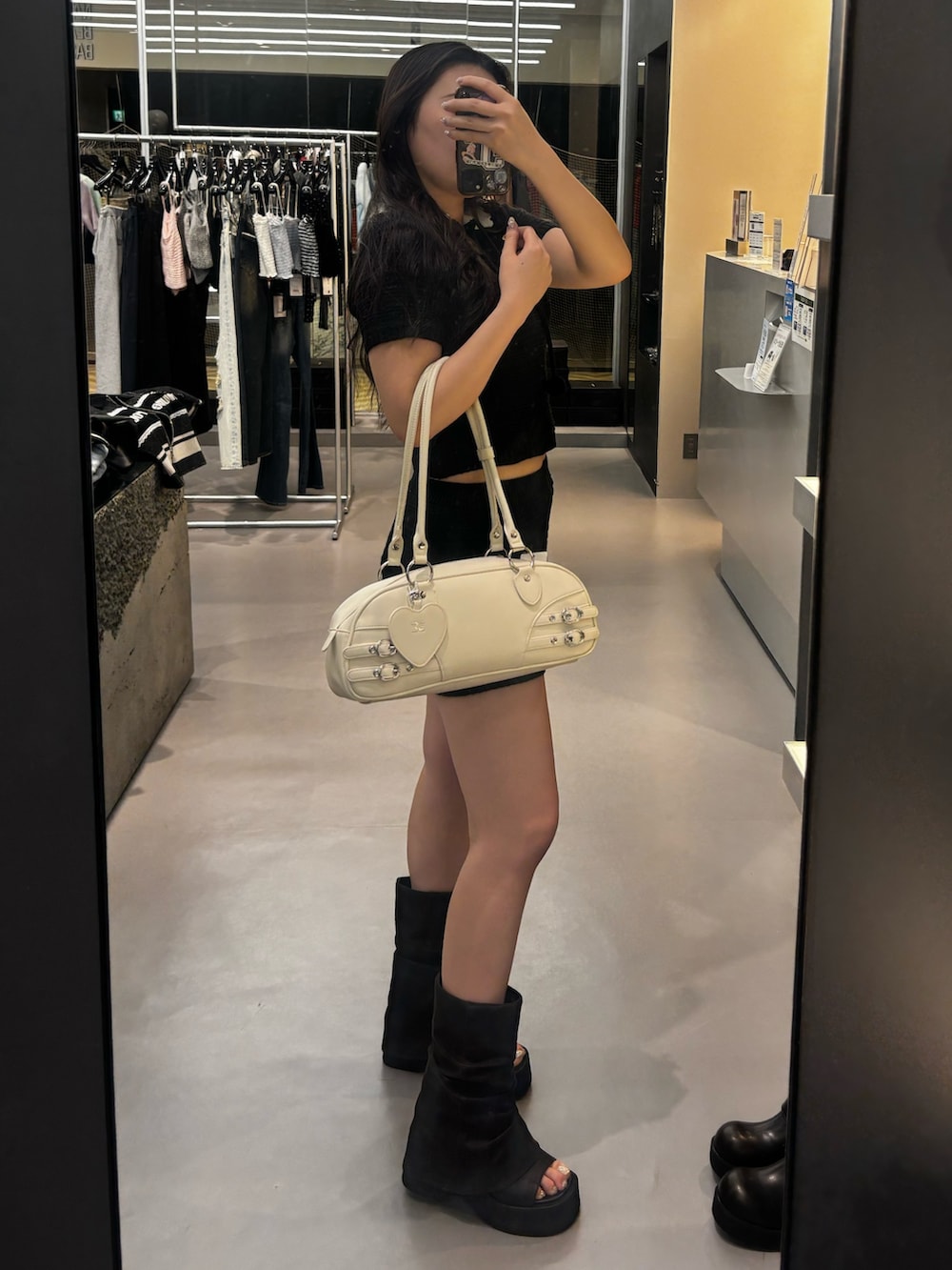 ブラック系のサンダル、ブラック系のその他パンツ、ブラック系のニット/セーターを着用したレディースの春コーディネートの2枚目の写真