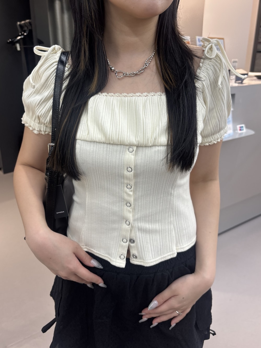 ブラック系のサンダル、ブラック系のスカート、その他のTシャツ/カットソーを着用したレディースの夏コーディネートの4枚目の写真