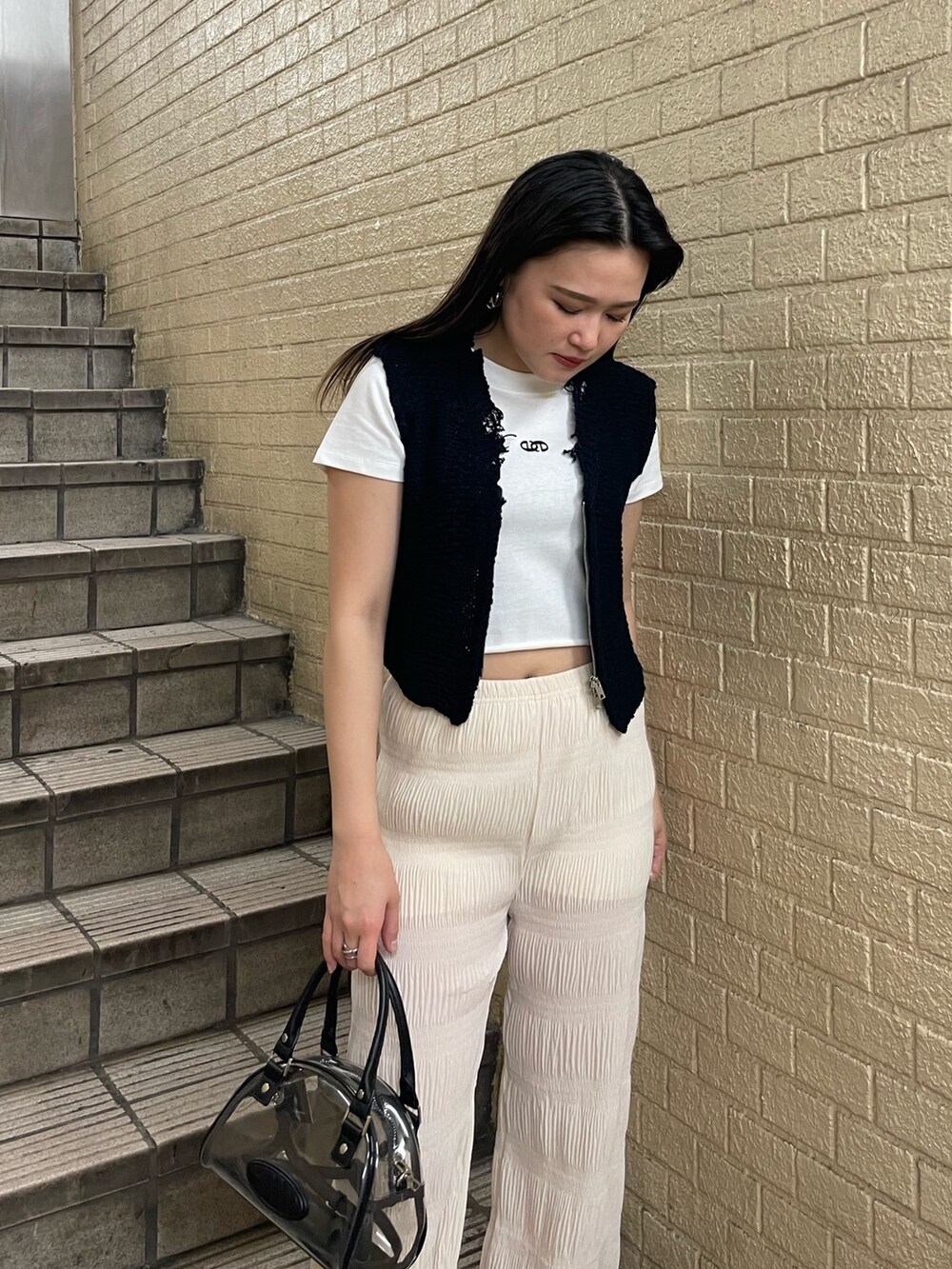 その他のハンドバッグ、ホワイト系のTシャツ/カットソー、ホワイト系のその他パンツを着用したレディースの夏コーディネートの2枚目の写真