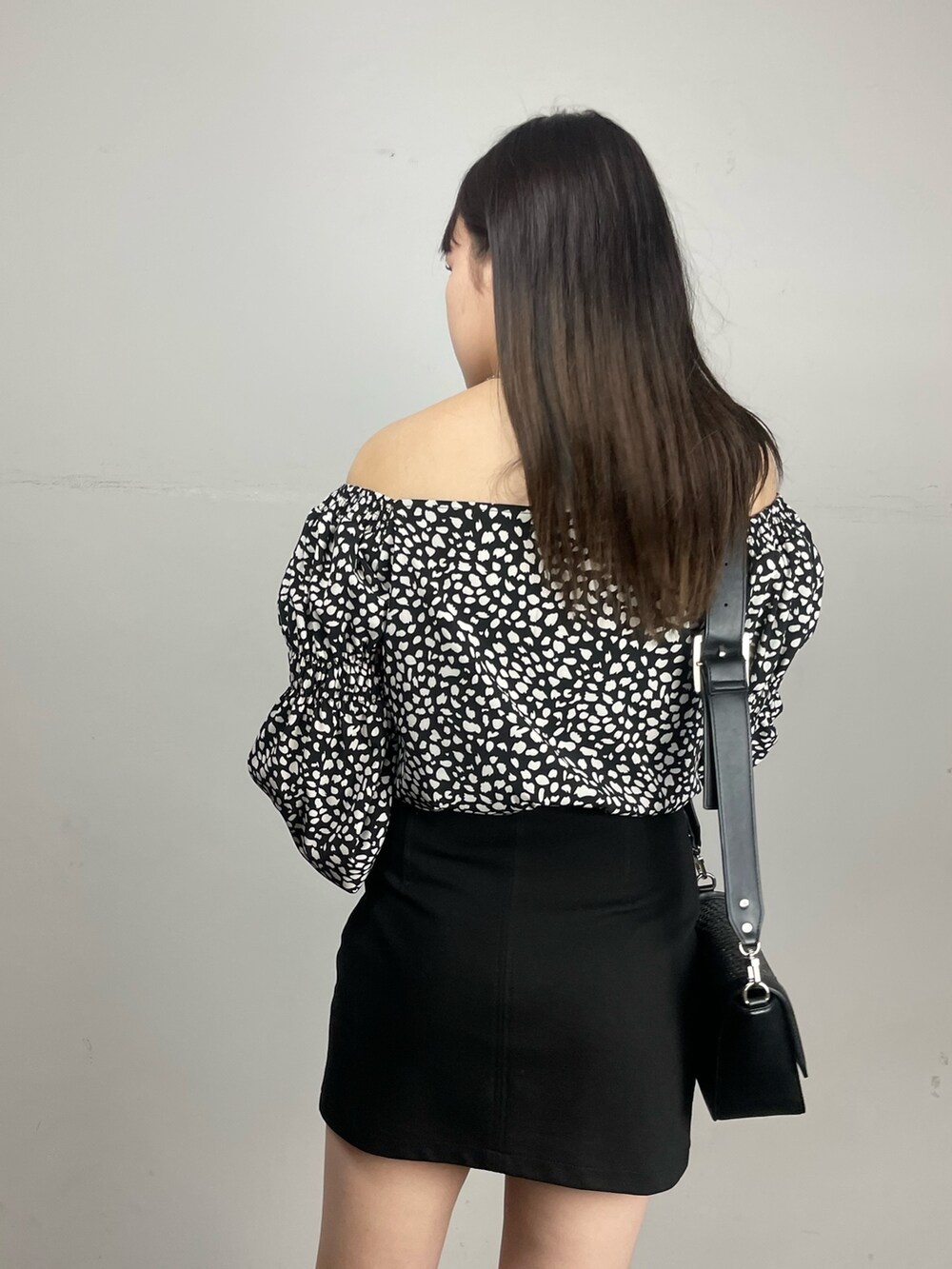 その他のシャツ/ブラウス、ブラック系のスカート、ブラック系のサンダルを着用したレディースの春コーディネートの6枚目の写真