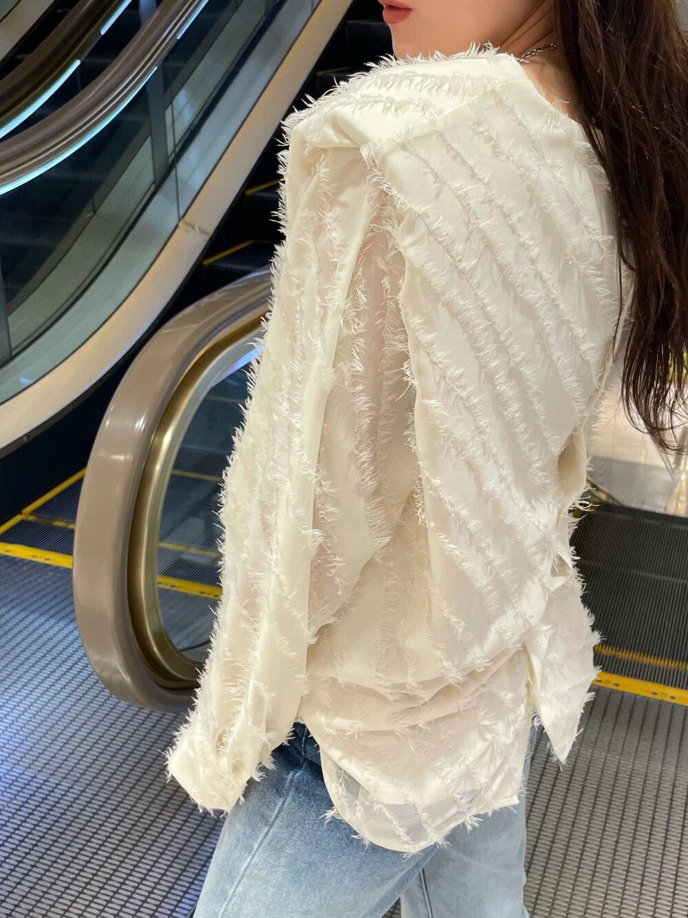 ホワイト系のサンダル、ブルー系のデニムパンツ、ホワイト系のTシャツ/カットソーを着用したレディースの春コーディネートの3枚目の写真