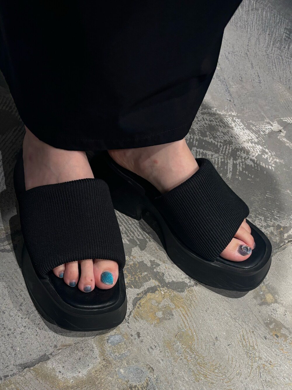 ブラック系のワンピース、ブラック系のサンダルを着用したレディースの夏コーディネートの6枚目の写真