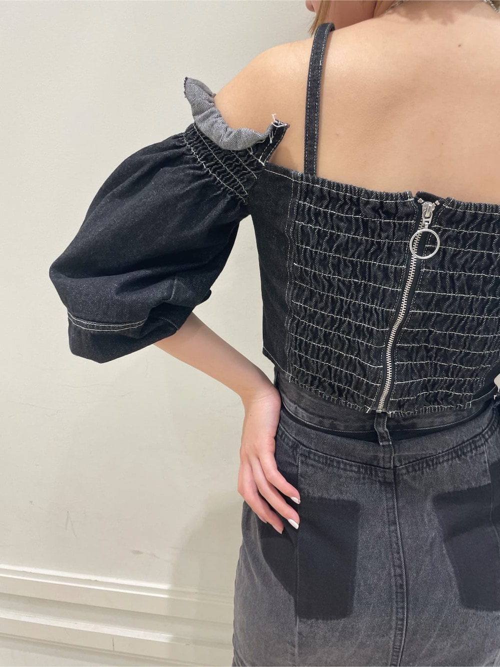 ブラック系のデニムスカート、ブラック系のシャツ/ブラウスを着用したレディースの夏コーディネートの6枚目の写真