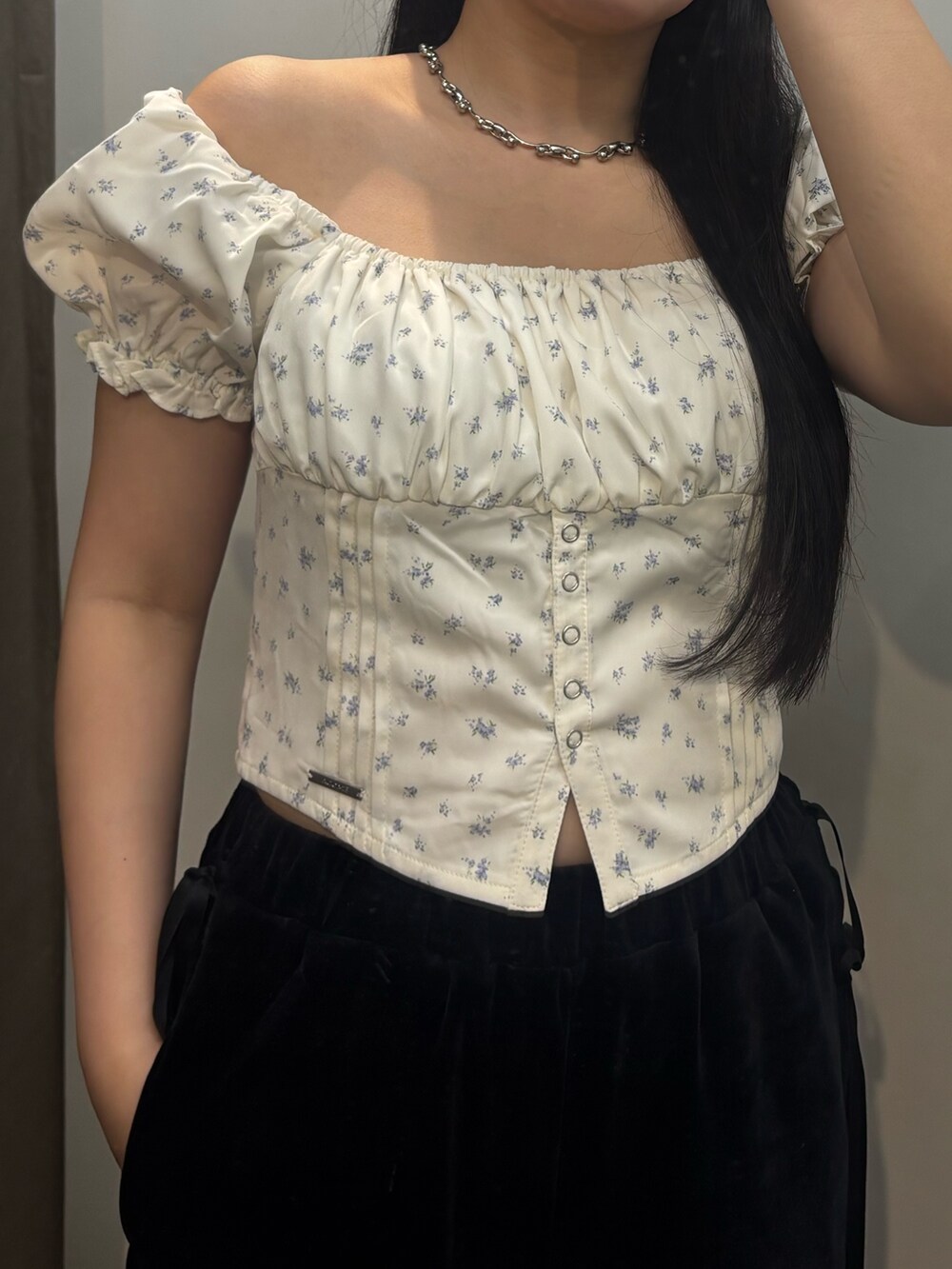 グレー系のサンダル、ブラック系のその他パンツを着用したレディースの夏コーディネートの4枚目の写真