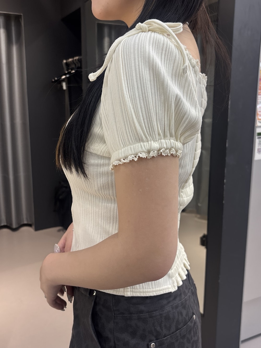 ブラック系のサンダル、グレー系のスカート、その他のTシャツ/カットソーを着用したレディースの夏コーディネートの5枚目の写真