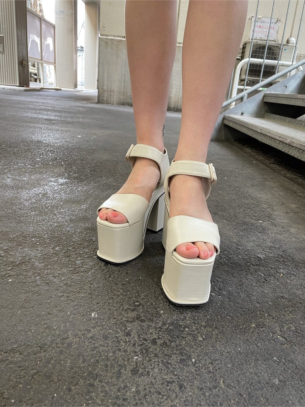 ブラック系のワンピース、ゴールド系のピアス（両耳用）を着用したレディースの夏コーディネートの7枚目の写真