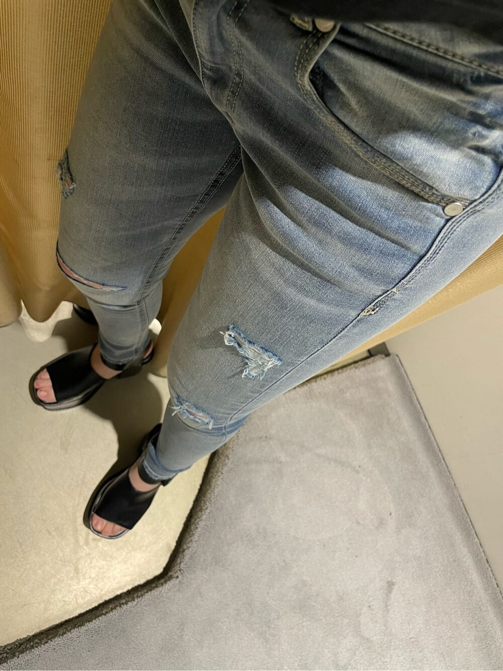 ブルー系のデニムパンツ、ブラック系のサンダル、ブラック系のTシャツ/カットソーを着用したレディースの春コーディネートの7枚目の写真