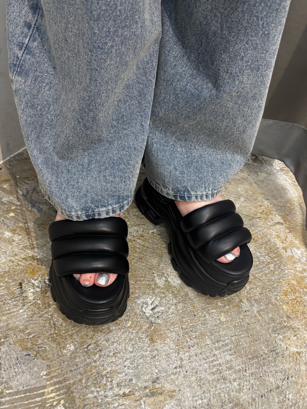 グレー系のサンダル、ブラック系のデニムパンツ、グレー系のニット/セーターを着用したレディースの夏コーディネートの5枚目の写真