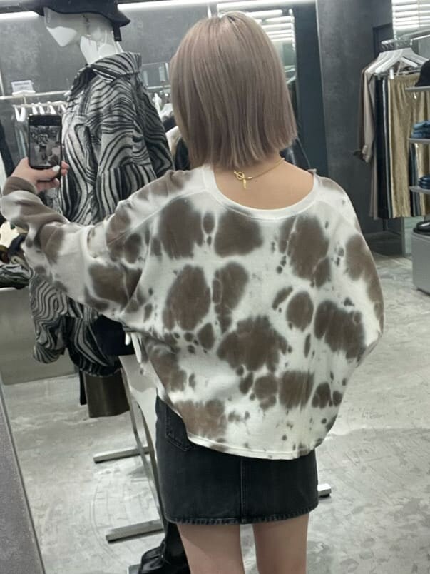 グレー系のスカート、その他のTシャツ/カットソーを着用したレディースの秋コーディネートの5枚目の写真