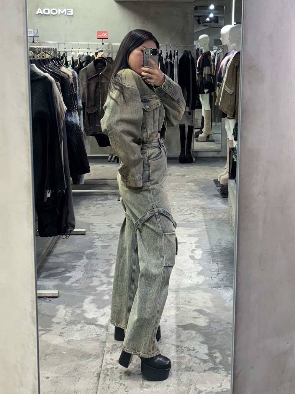 ブラック系のブーツ、ベージュ系のデニムパンツ、ベージュ系のデニムジャケットを着用したレディースの冬コーディネートの2枚目の写真