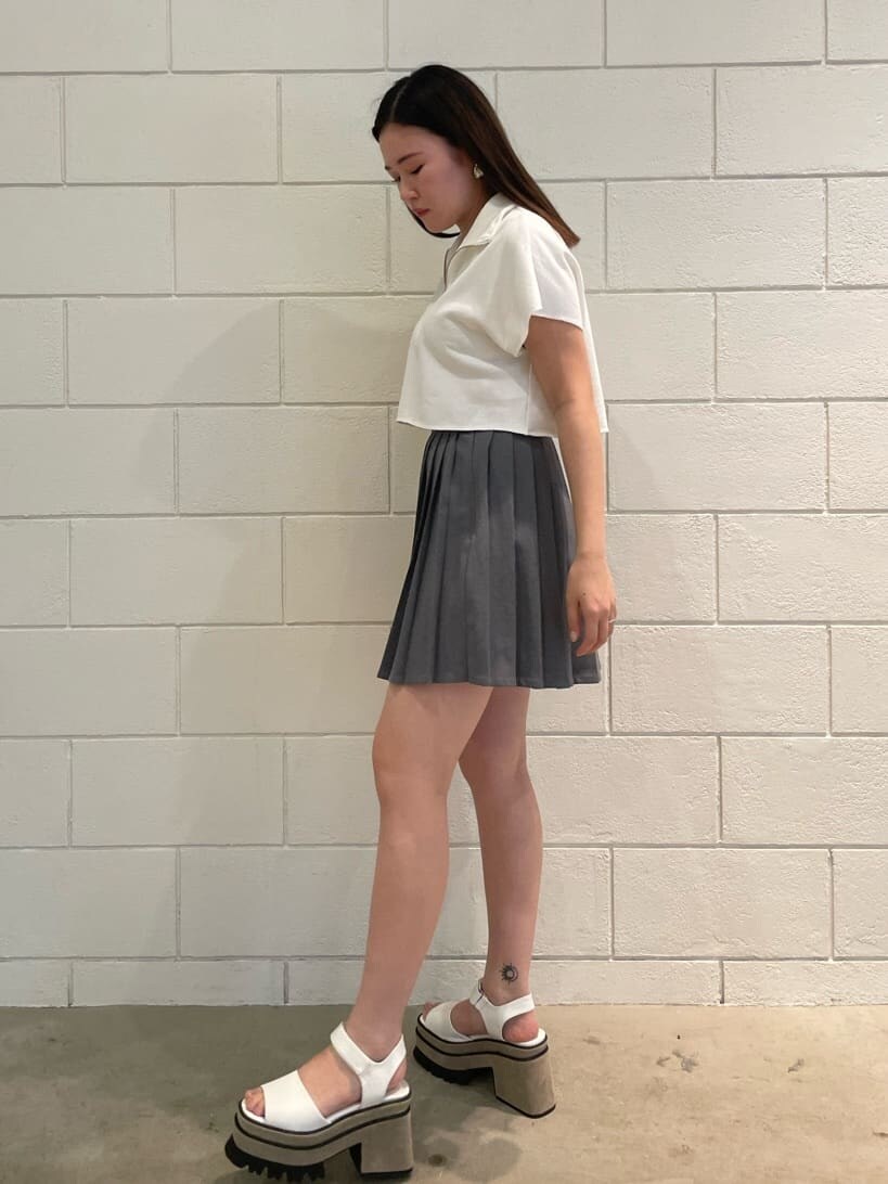 ホワイト系のサンダル、グレー系のスカート、ホワイト系のTシャツ/カットソーを着用したレディースの夏コーディネートの2枚目の写真