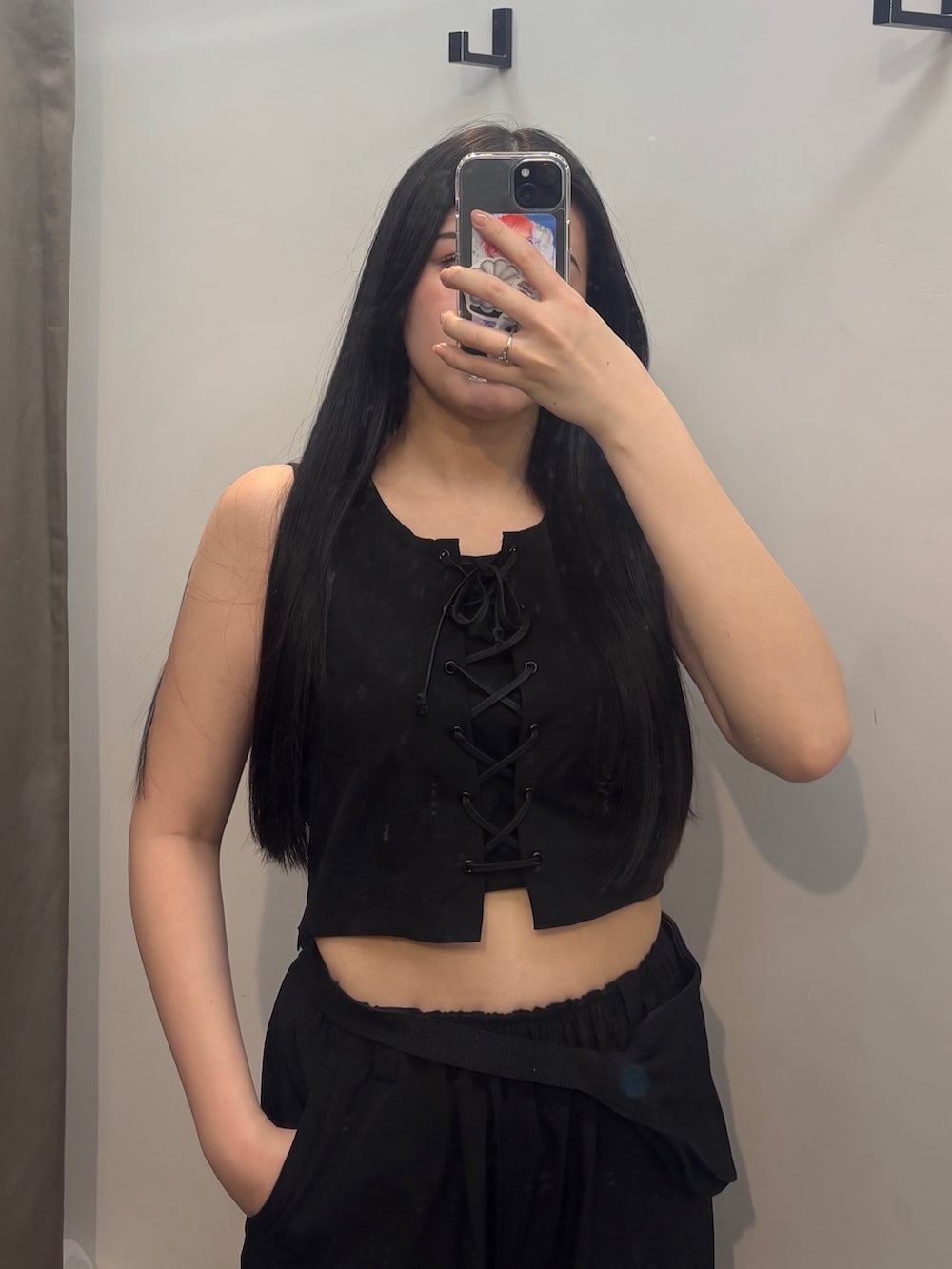 シルバー系のスニーカー、ブラック系のその他パンツ、ブラック系のTシャツ/カットソーを着用したレディースの春コーディネートの3枚目の写真