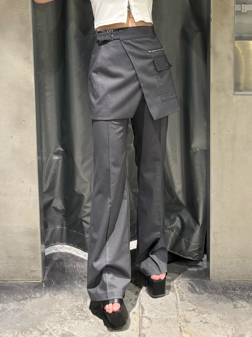 ブラック系のサンダル、ホワイト系のTシャツ/カットソー、グレー系のその他パンツを着用したレディースの春コーディネートの5枚目の写真