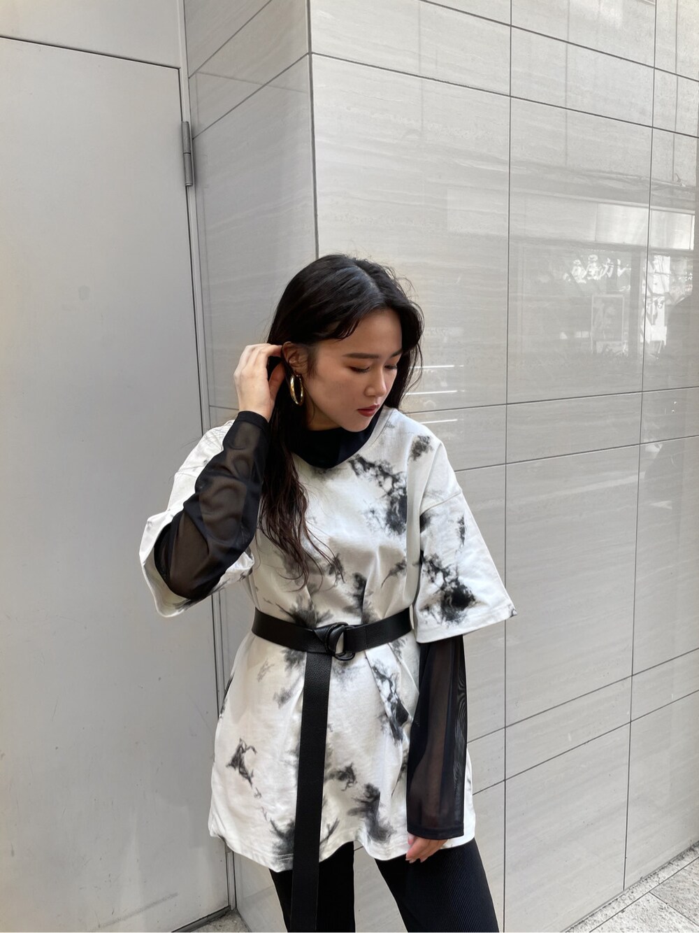 ブラック系のその他パンツ、ブラック系のTシャツ/カットソー、ホワイト系のサンダルを着用したレディースの春コーディネートの2枚目の写真