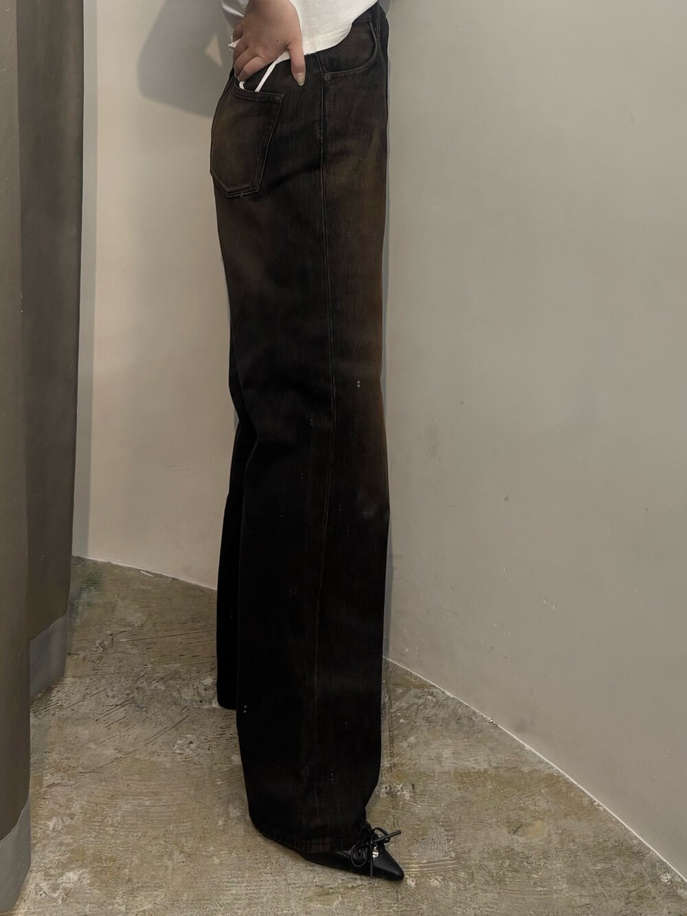 ホワイト系のパンプス、ブラック系のデニムパンツ、ホワイト系のTシャツ/カットソーを着用したレディースの夏コーディネートの6枚目の写真