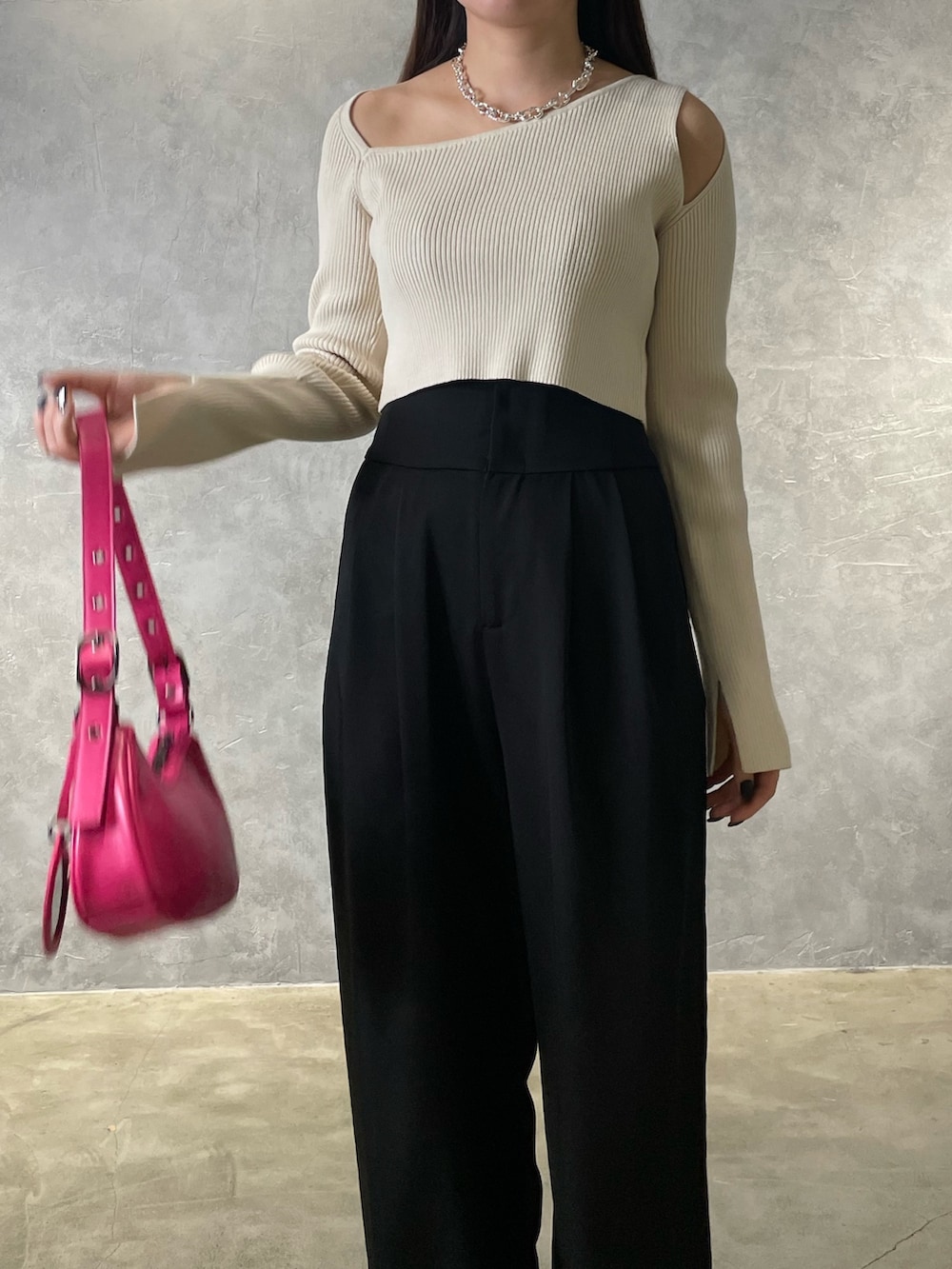 ホワイト系のニット/セーター、ブラック系のその他パンツ、ブラック系のパンプスを着用したレディースの冬コーディネートの3枚目の写真