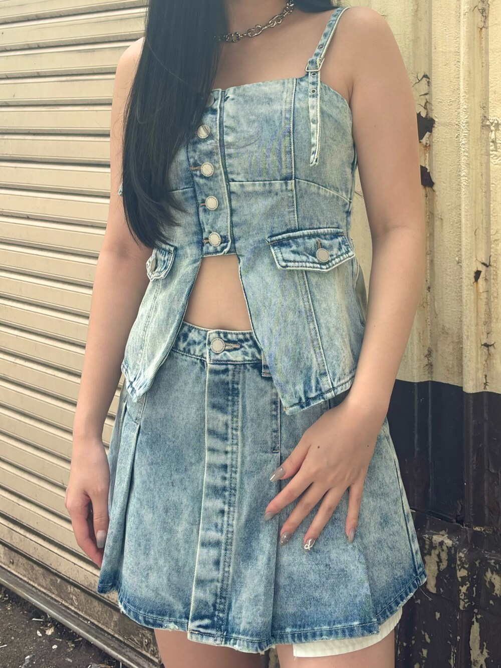 ブルー系のキャミソール、ブルー系のデニムスカート、ホワイト系のサンダルを着用したレディースの夏コーディネートの4枚目の写真