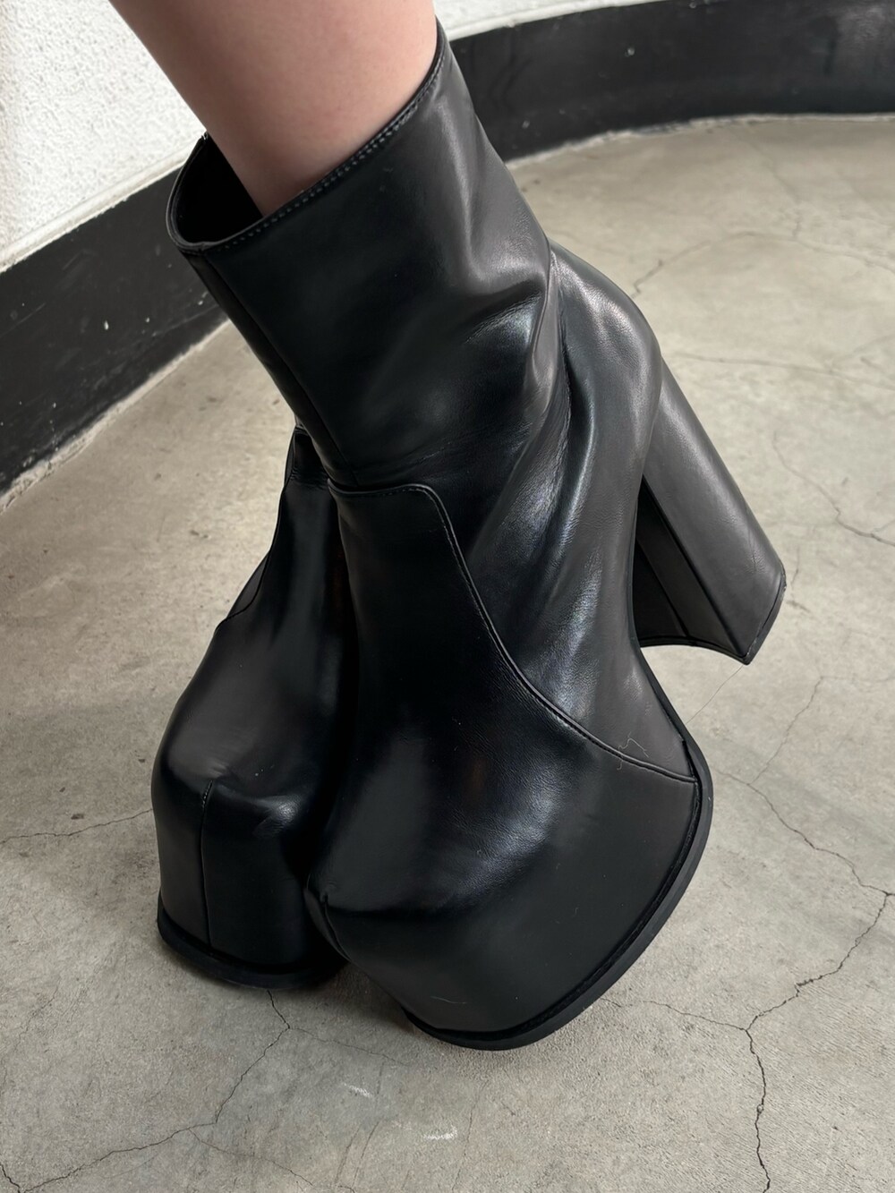 ブラック系のブルゾン、ブラック系のニット/セーター、ブラック系のスカートを着用したレディースの冬コーディネートの8枚目の写真