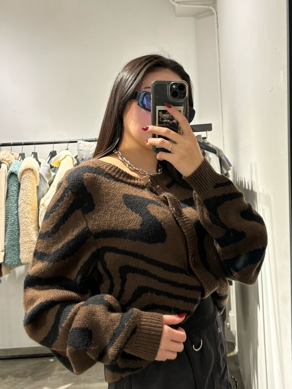 ブラウン系のカーディガン/ボレロを着用したレディースの冬コーディネートの4枚目の写真