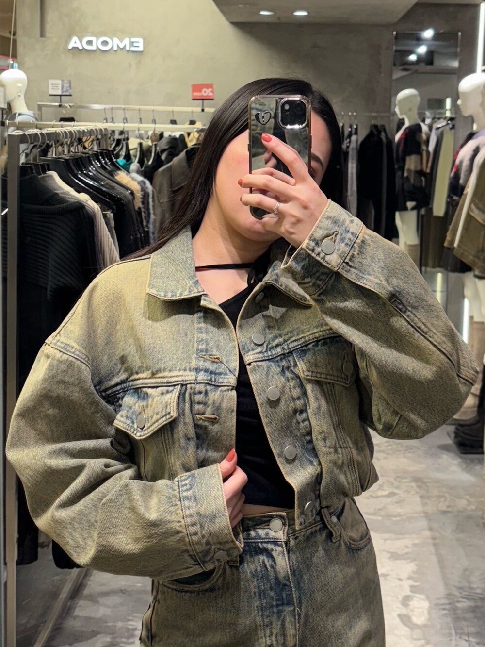 ブラック系のブーツ、ベージュ系のデニムパンツ、ベージュ系のデニムジャケットを着用したレディースの冬コーディネートの3枚目の写真