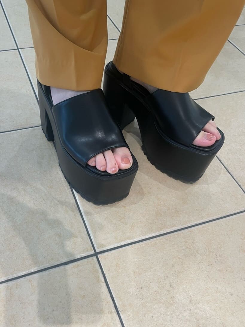 ブラック系のショルダーバッグ、オレンジ系のその他パンツ、ブラック系のサンダルを着用したレディースの夏コーディネートの8枚目の写真