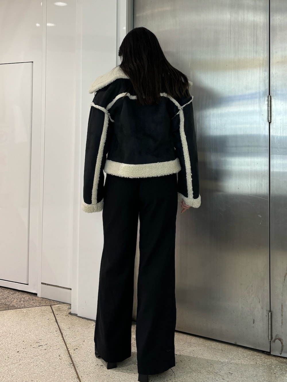 その他のブルゾン、ブラック系のその他パンツ、ブラック系のブーツを着用したレディースの冬コーディネートの2枚目の写真