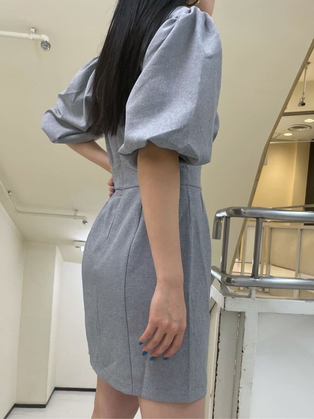 グレー系のワンピース、ゴールド系のピアス(両耳用)を着用したレディースの夏コーディネートの5枚目の写真