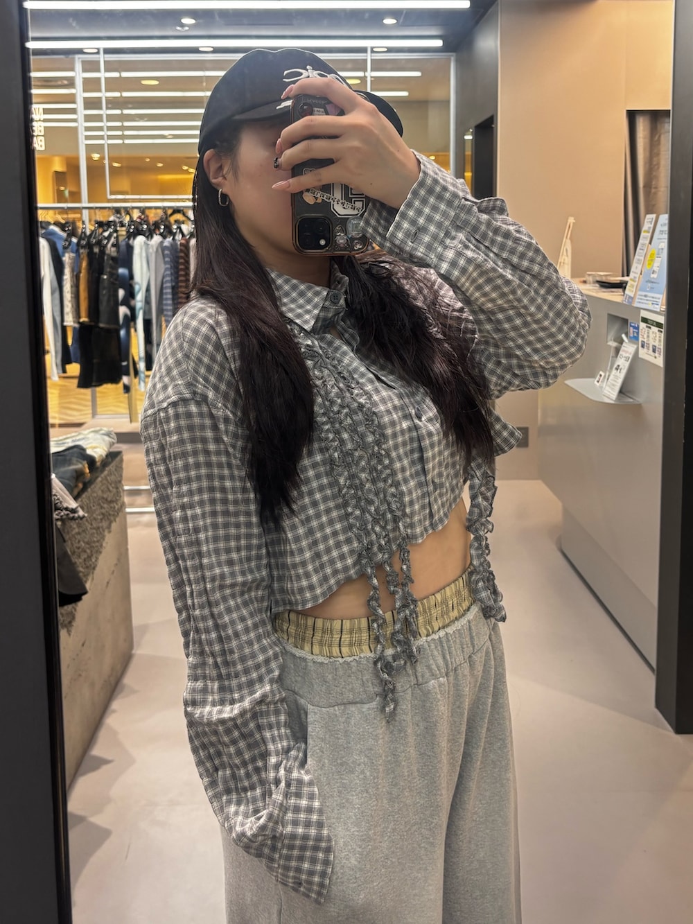 グレー系のスウェットパンツ、グレー系のシャツ/ブラウス、ブラック系のスニーカーを着用したレディースの春コーディネートの4枚目の写真