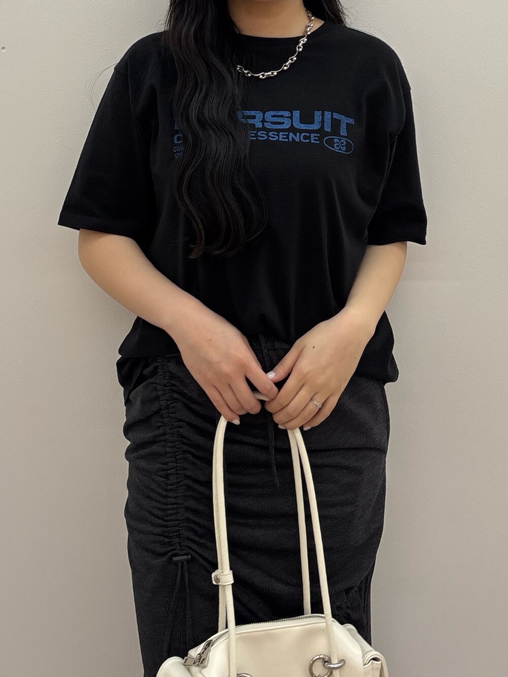 グレー系のサンダル、ブラック系のスカート、ブラック系のTシャツ/カットソーを着用したレディースの春コーディネートの5枚目の写真