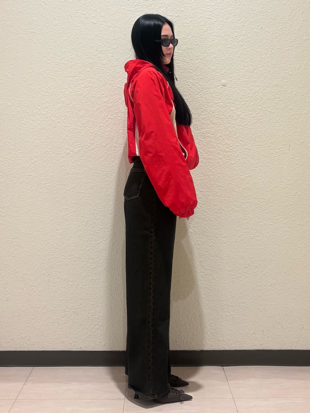 ブルー系のデニムパンツ、ホワイト系のパンプス、ブルー系のブルゾンを着用したレディースの春コーディネートの2枚目の写真