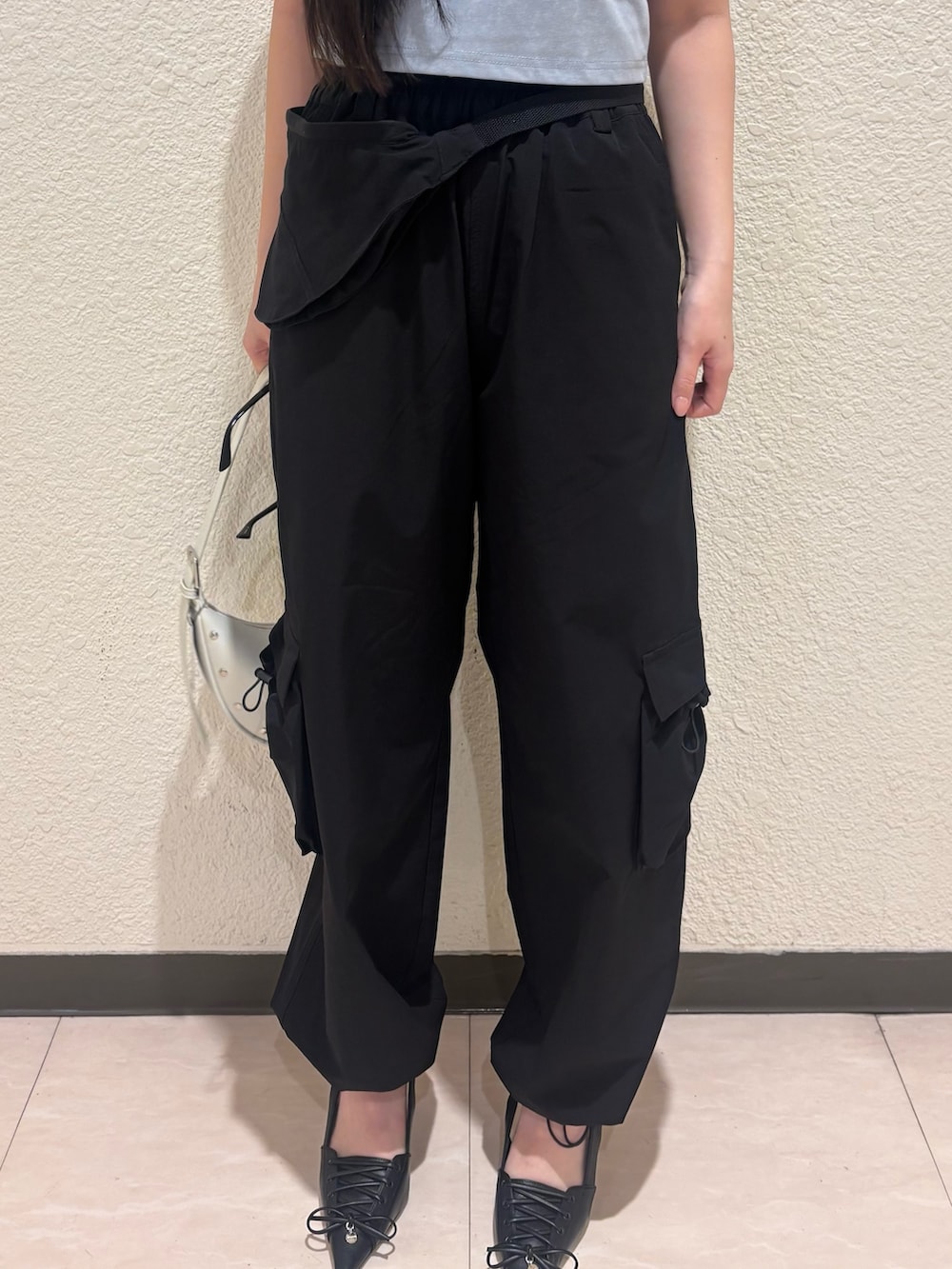 ホワイト系のパンプス、ブラック系のその他パンツ、ブラック系のその他パンツを着用したレディースの春コーディネートの6枚目の写真