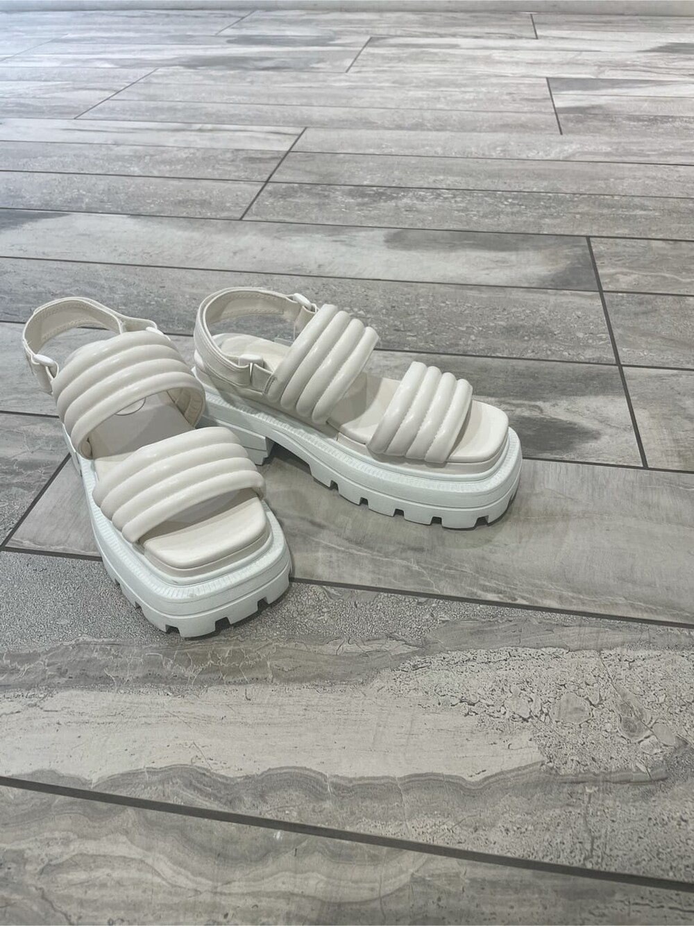 ホワイト系のサンダル、ブルー系のデニムパンツ、ホワイト系のTシャツ/カットソーを着用したレディースの夏コーディネートの7枚目の写真