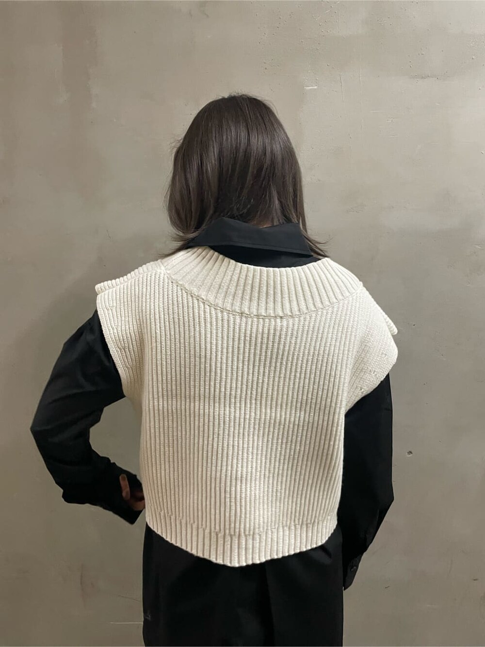 ホワイト系のブーツ、ブラック系のシャツ/ブラウス、ホワイト系のベストを着用したレディースの春コーディネートの4枚目の写真