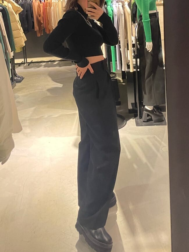 ブラック系のその他パンツ、ブラック系のブーツ、ブラック系のニット/セーターを着用したレディースの冬コーディネートの2枚目の写真