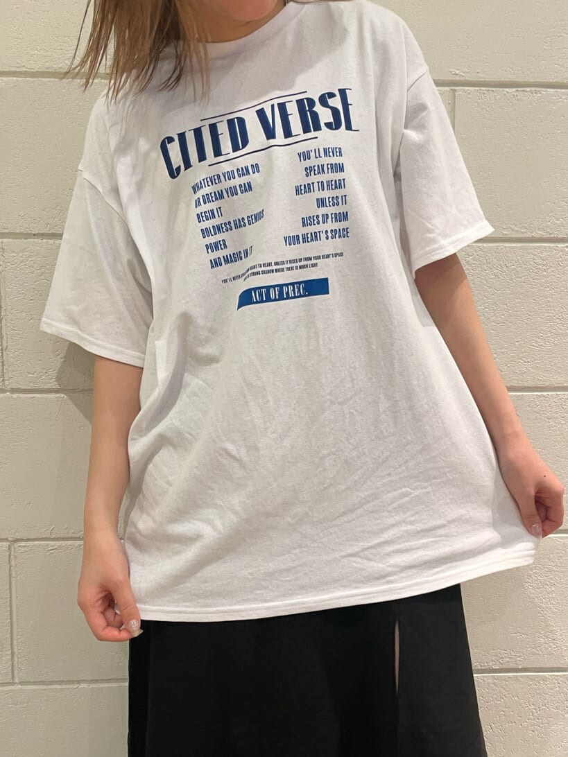 ブラック系のサンダル、ブラック系のワンピース、ホワイト系のTシャツ/カットソーを着用したレディースの春コーディネートの4枚目の写真