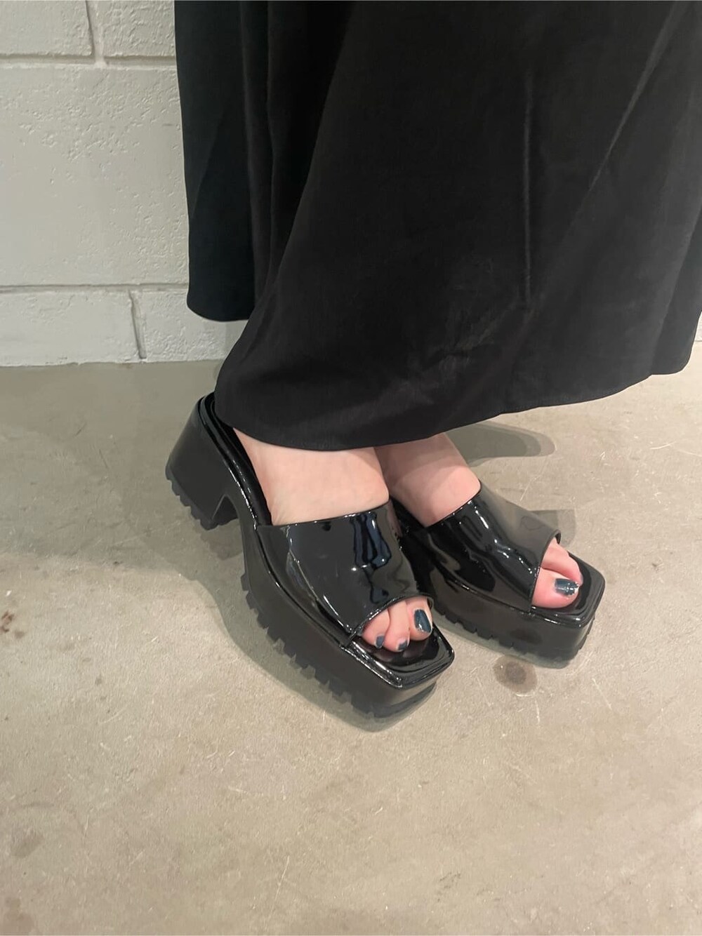 ブラック系のサンダル、ブラック系のワンピースを着用したレディースの春コーディネートの7枚目の写真