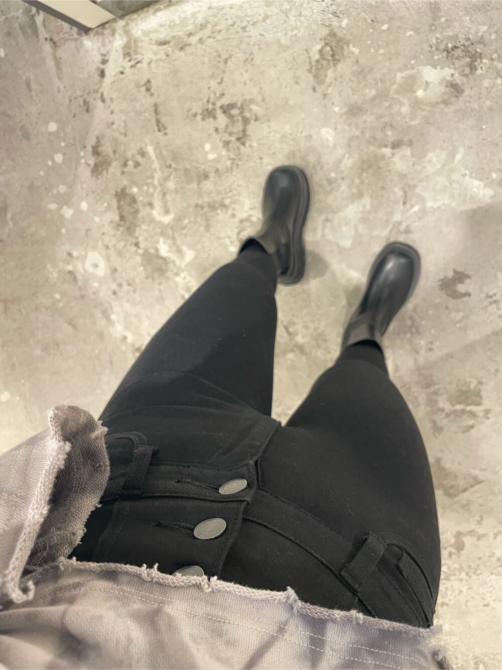 ブラック系のデニムパンツ、グレー系のTシャツ/カットソーを着用したレディースの秋コーディネートの5枚目の写真