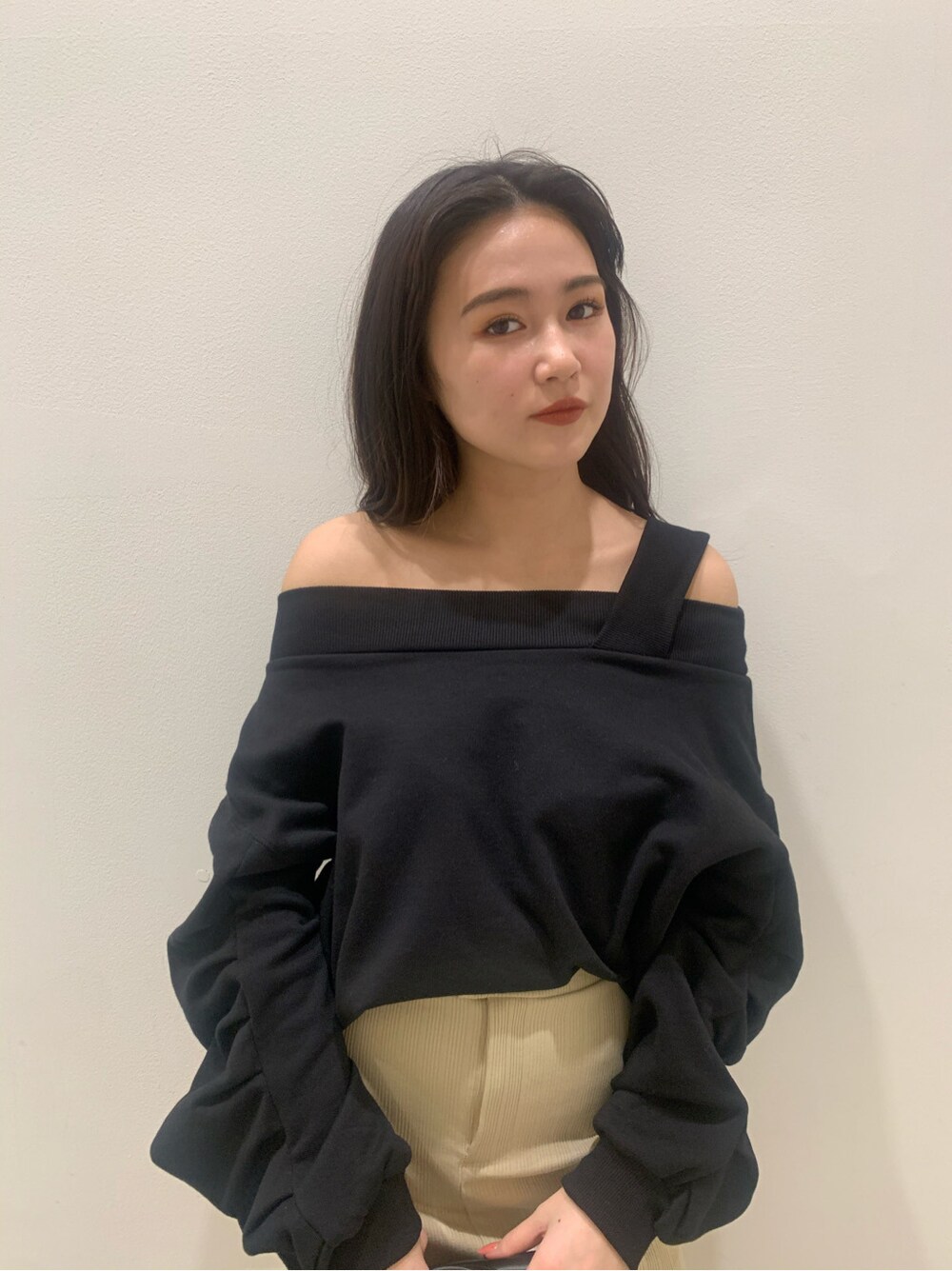 ブラック系のハンドバッグ、ブラック系のスウェット、ブラック系のサンダルを着用したレディースの春コーディネートの2枚目の写真