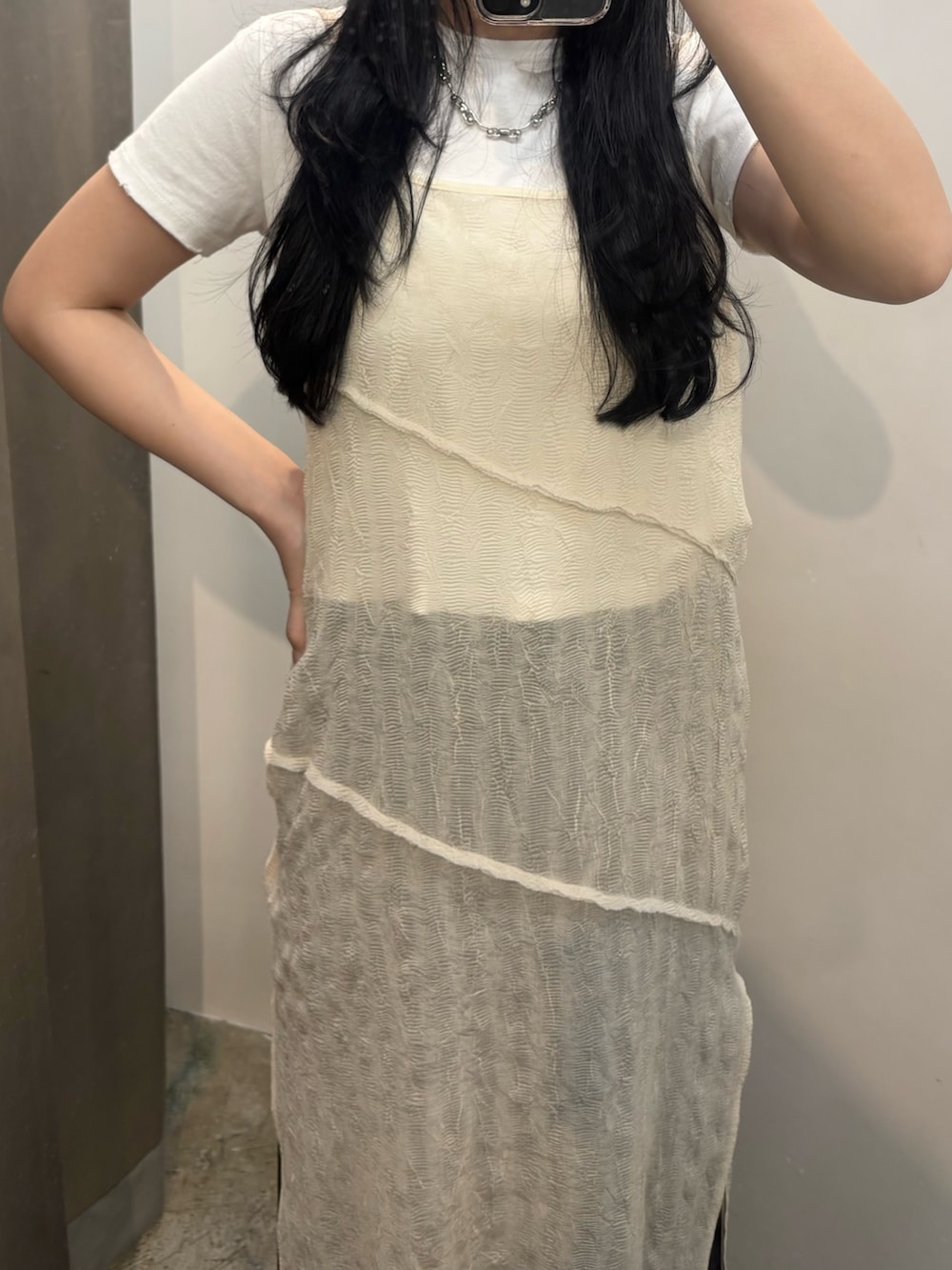 ホワイト系のパンプス、ブラック系のデニムパンツ、ホワイト系のTシャツ/カットソーを着用したレディースの夏コーディネートの4枚目の写真