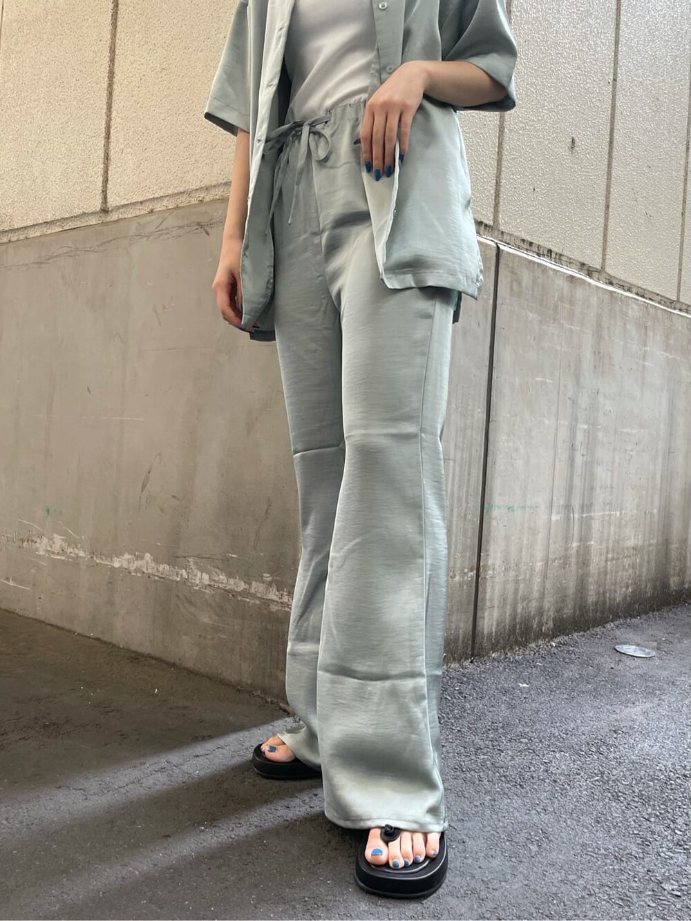 ホワイト系のタンクトップ、グリーン系のシャツ/ブラウス、グリーン系のその他パンツを着用したレディースの夏コーディネートの4枚目の写真