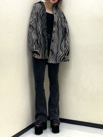 ブラック系のサンダル、その他のブルゾン、グレー系のその他パンツを着用したレディースの秋コーディネートの2枚目の写真