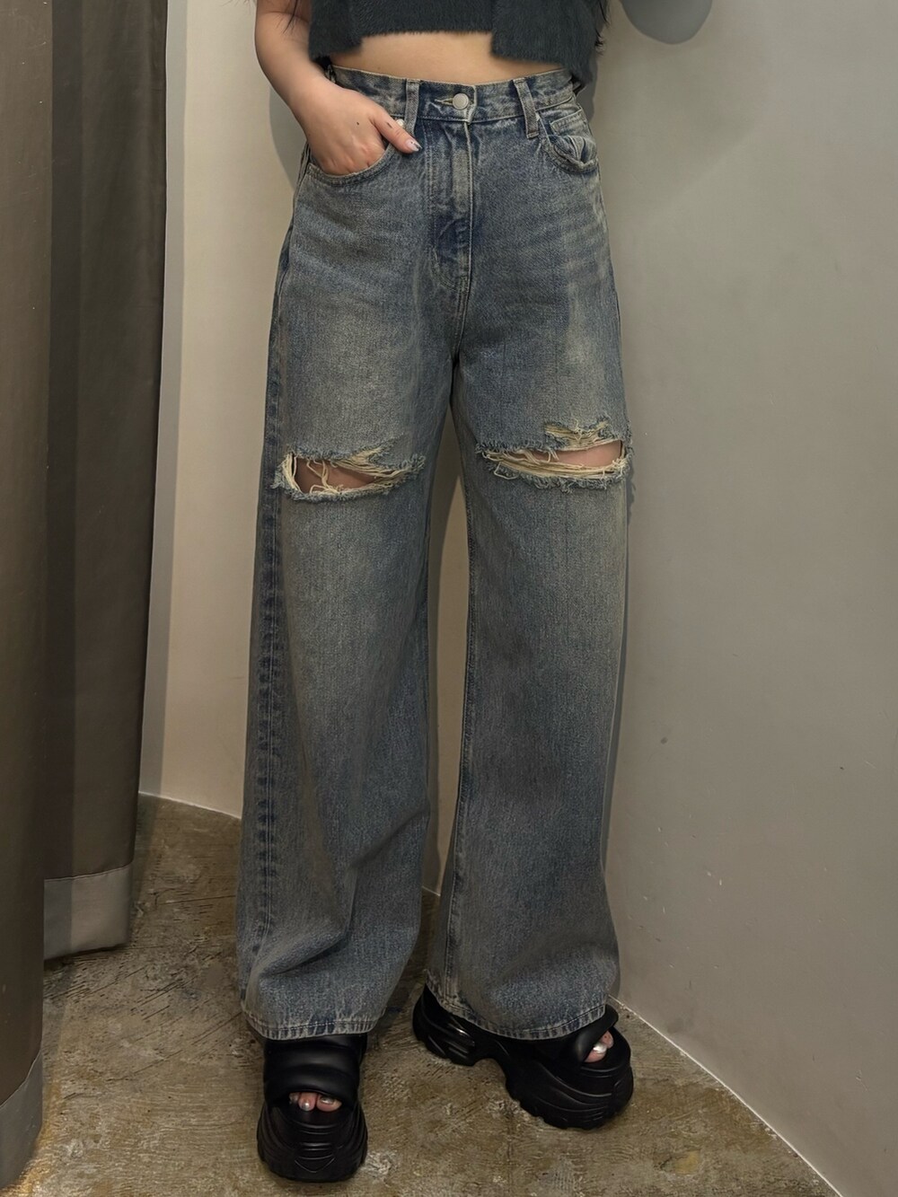 グレー系のサンダル、ブラック系のデニムパンツ、グレー系のニット/セーターを着用したレディースの夏コーディネートの3枚目の写真