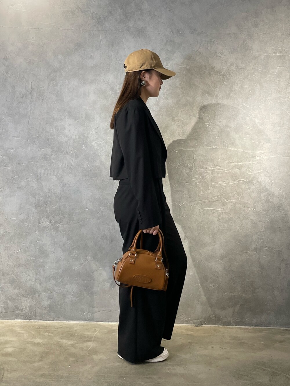 ブラック系のテーラードジャケット、ブラック系のその他パンツ、ホワイト系のTシャツ/カットソーを着用したレディースの冬コーディネートの2枚目の写真