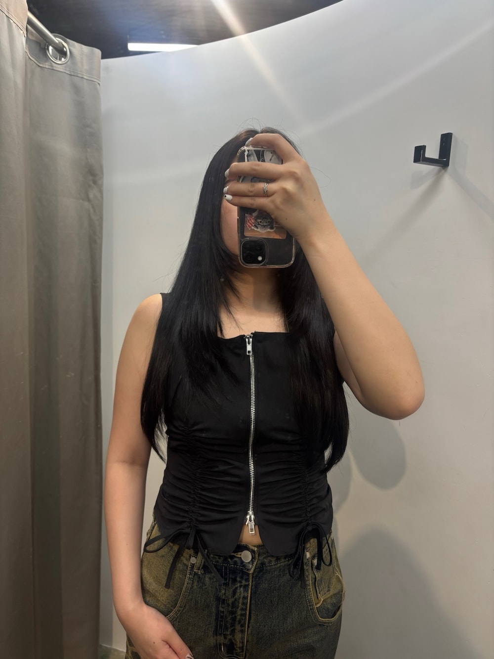 ブラック系のサンダル、ブルー系のデニムパンツ、ブラック系のTシャツ/カットソーを着用したレディースの夏コーディネートの3枚目の写真