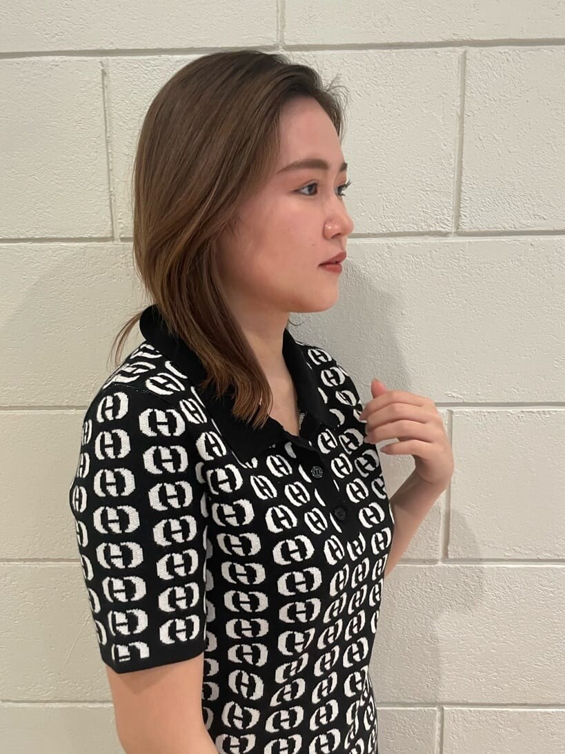 ブラック系のサンダル、ブラック系のハンドバッグ、その他のワンピースを着用したレディースの春コーディネートの4枚目の写真