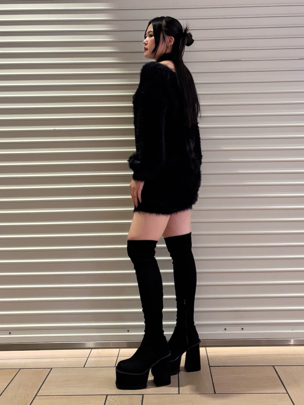 ブラック系のブーツ、ブラック系のワンピースを着用したレディースの秋コーディネートの2枚目の写真